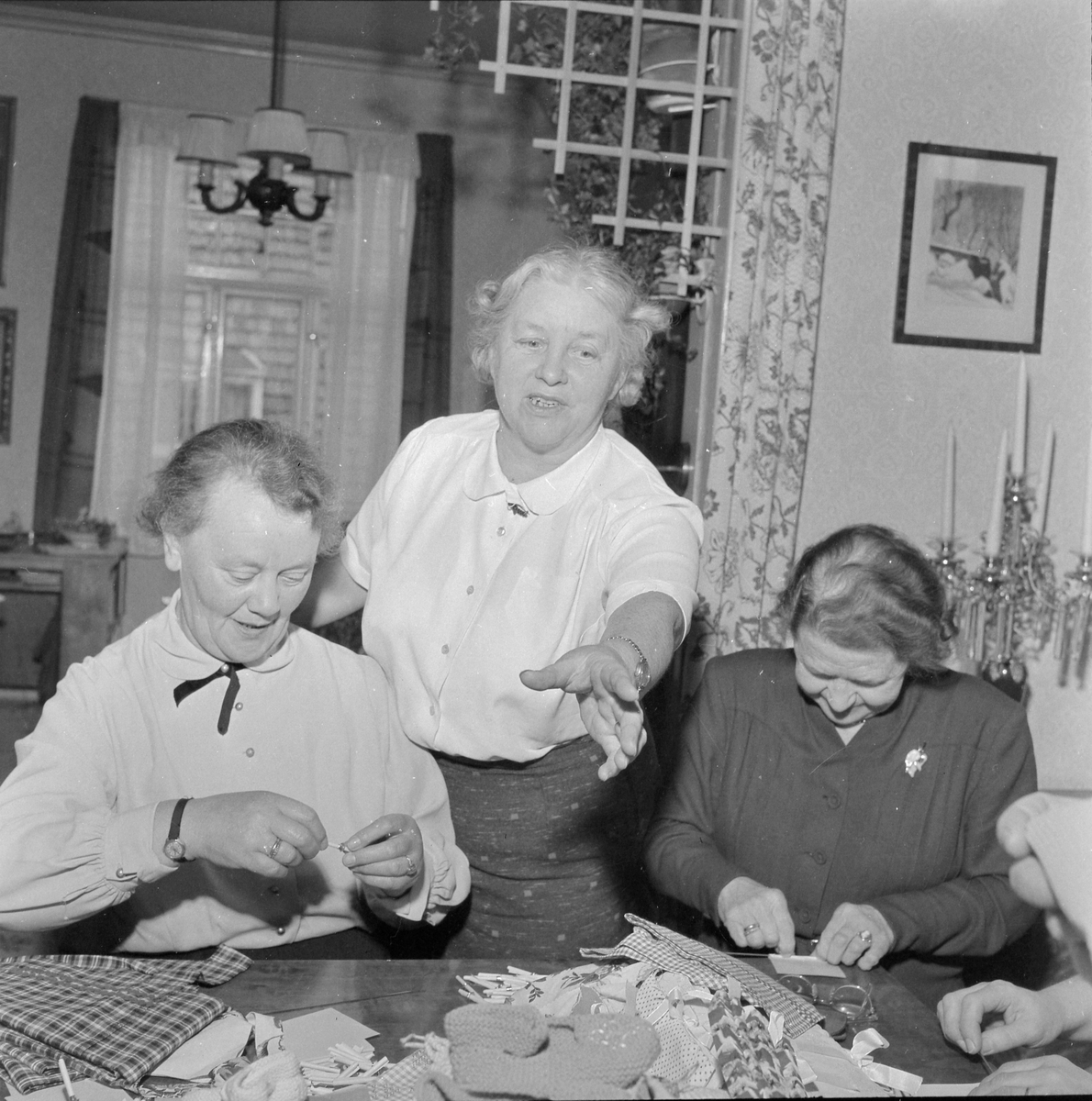 Redningsmisjonens kvinneforening produserer varer til tombola