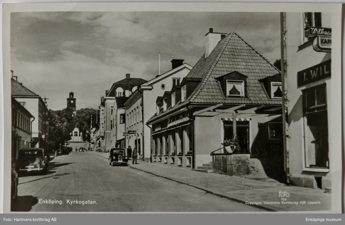 Kyrkogatan, Enköping.
Huset mitt i bild med det kraftigt sluttande taket byggdes 1953. I huset låg det populära Rådhuskonditoriet.
Huset längs till höger, nedanför Rådhuskonditoriet, är det Wilkessonska huset (tidigare kallat det Lagermanska huset). Det byggdes 1904 och på detta Vykort är det Wilkessons Kappaffär som huserar här. Huset revs 1990 och nytt hus byggdes upp i relativt liknande modell av det gamla huset.