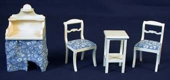 Sängkammarmöbler för dockskåp av vitmålat trä. Består av lavoar, bord och två stolar. Lavoaren har en hyllsektion ovanpå skåpskivan som smalnar av uppåt. Skåpet under har inga hyllplan och täcks av blåblommigt tygstycke. Bordet (eller pidestal) är högt och kvadratiskt med ett hyllplan nedtill. Mått: B 41 mm, H 72 mm, Dj 41 mm. Stolarna i Karl Johan-stil med utsvängt ryggstöd och rosettformad ryggslå. Stoppad sits av blåblommigt tyg, samma som på lavoar. Möblerna märkta: "Nolbyn".