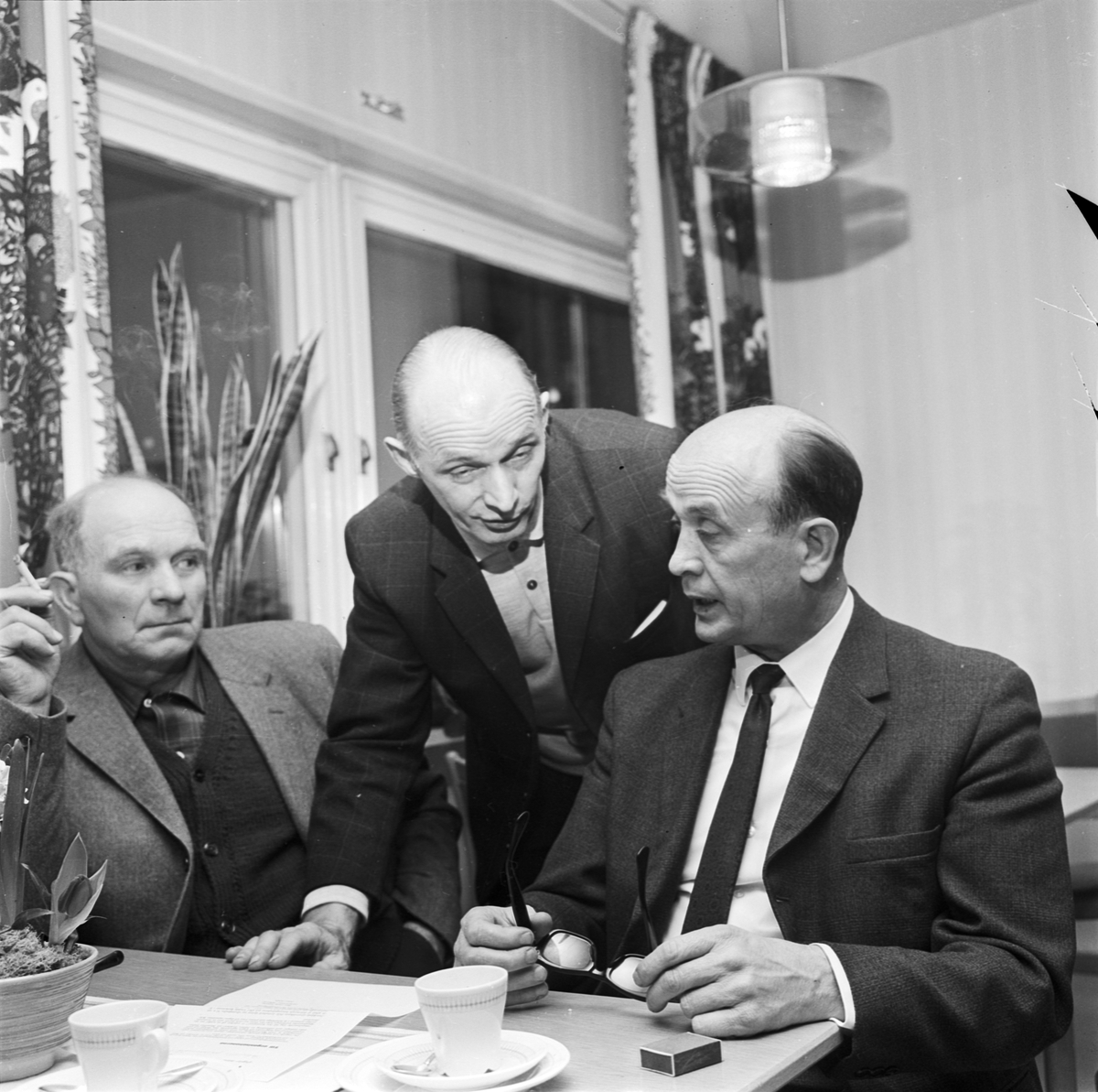 Skogsarbetare höll möte i Tierp, Uppland 1968