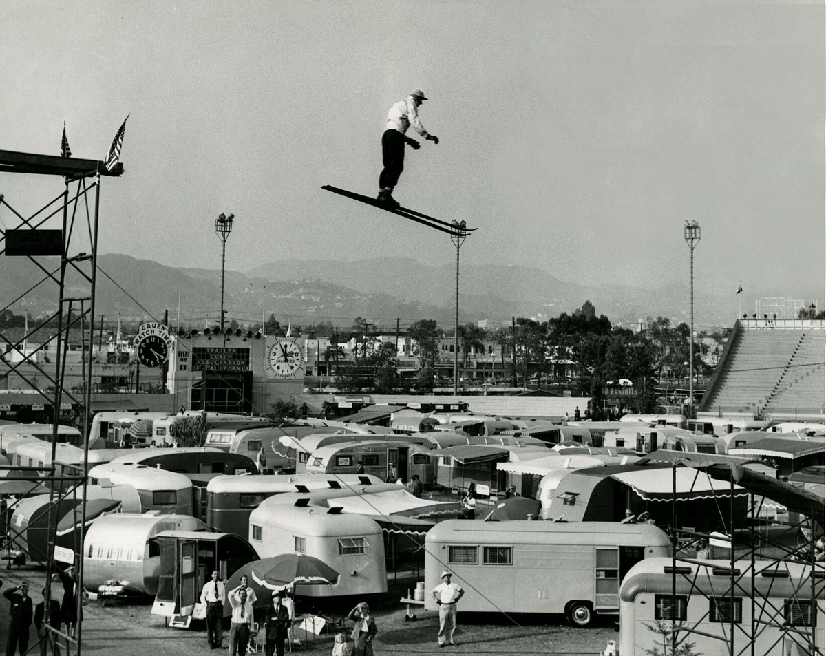 Anders Haugen på showhopping i Los Angeles, USA, 1947.  Då var han 59 år gamal.