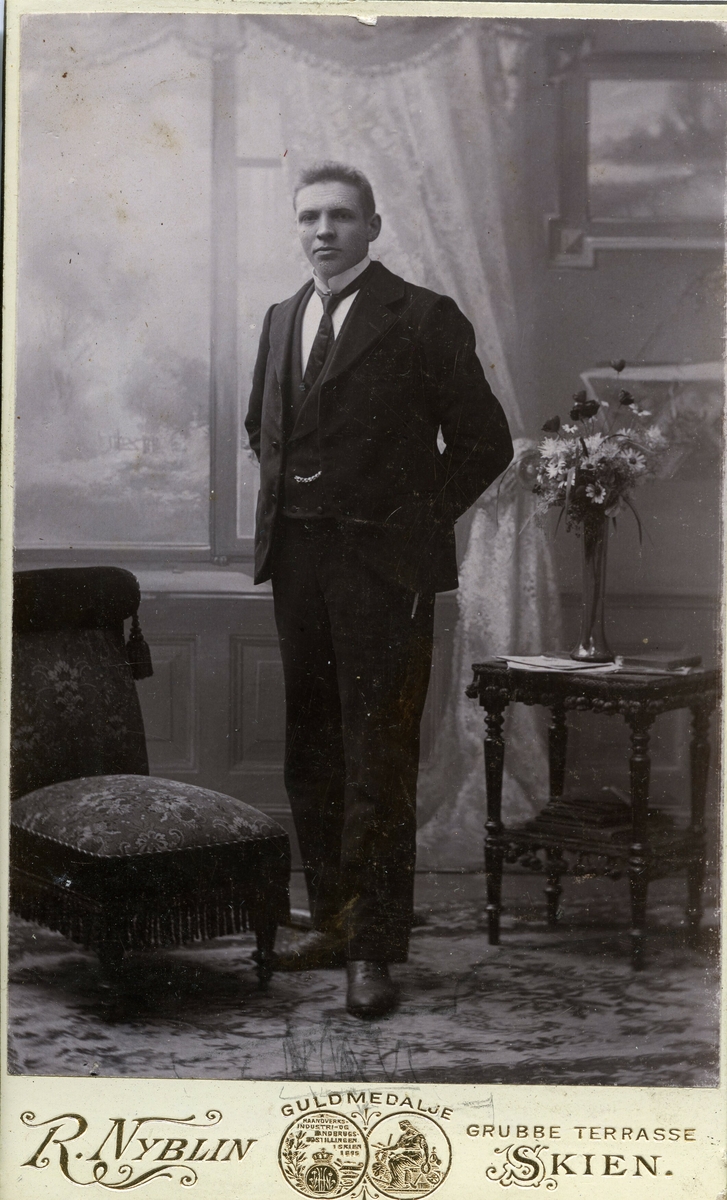 Atelierfoto av Olav Røthe.