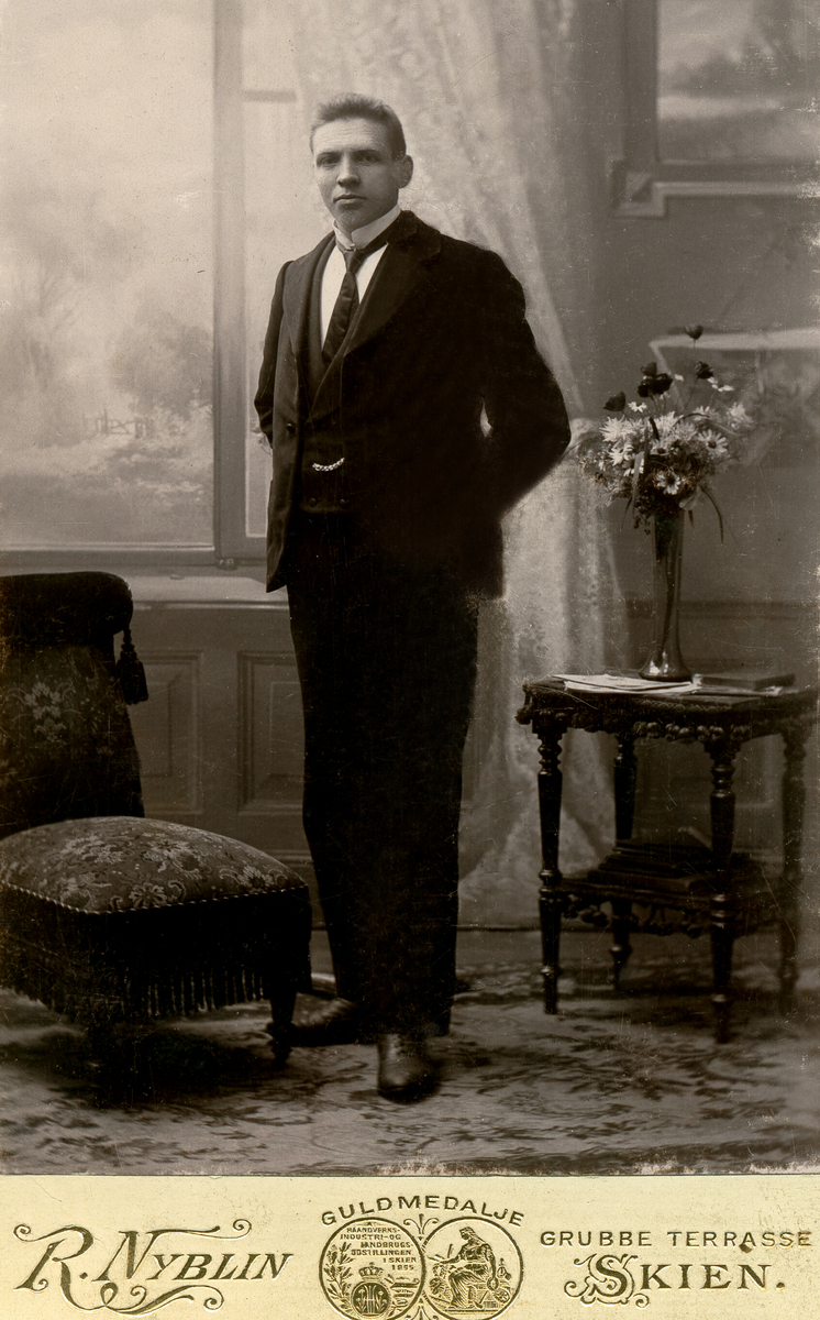 Atelierfoto av Olav Røthe.