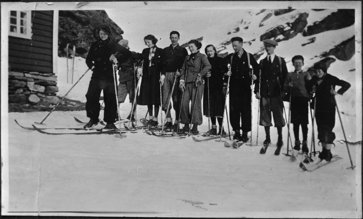 Ungdom på skitur i Staurskar i Etnefjella, 1933. Frå venstre: Annemor Haugland, Harry Monstad, Olga Fjæra, Einar Dørheim, Susanne Eide, Martha Heggebø, Georg Nerål, Erik Heggen, Arne Eide og Jon Svendsbøe.