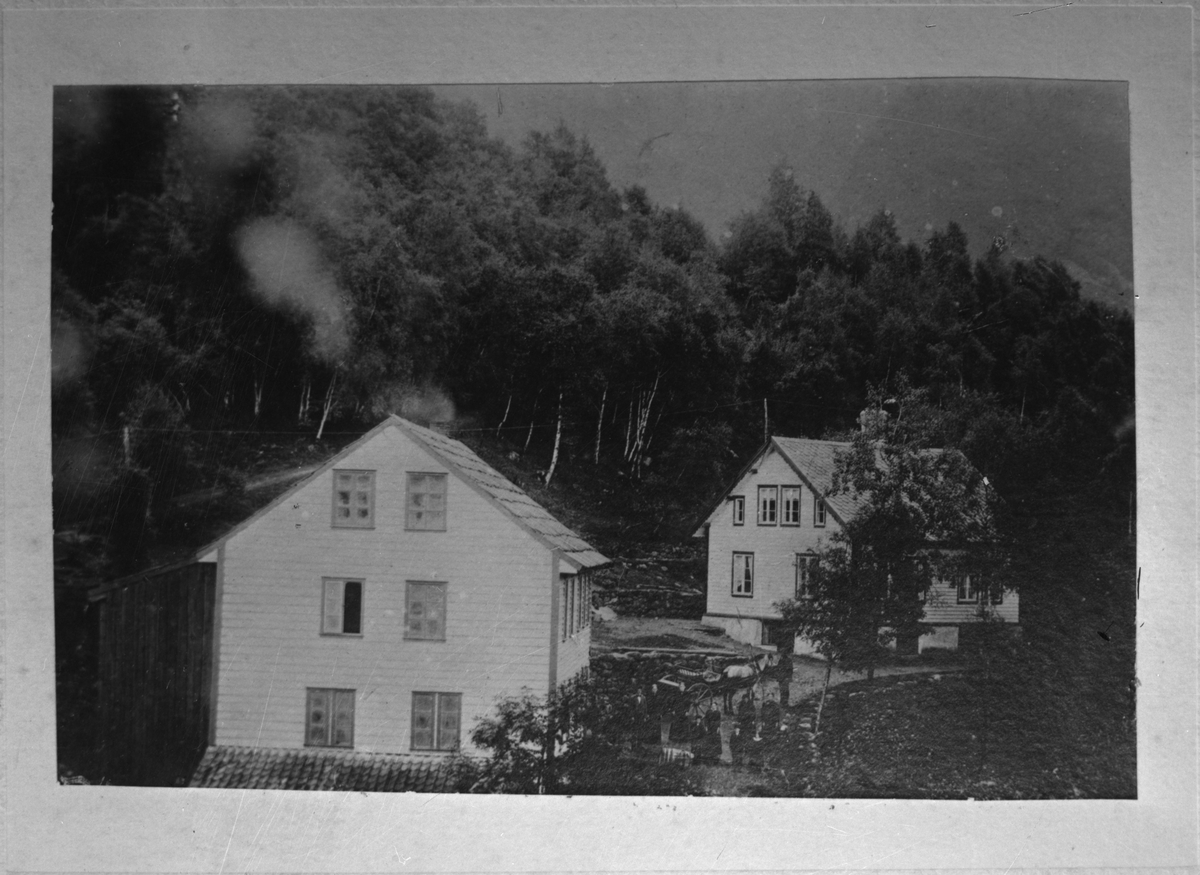 Den gamle mølla i Eiodalen (Eidedalen), ca. 1910. Møllebygningen, oppført i 1889, og stovehuset som vart bygd få år seinare. Midt på biletet er familien Bård Heggen; Bård sjølv står ved hesten som er førespent stolkjerra.