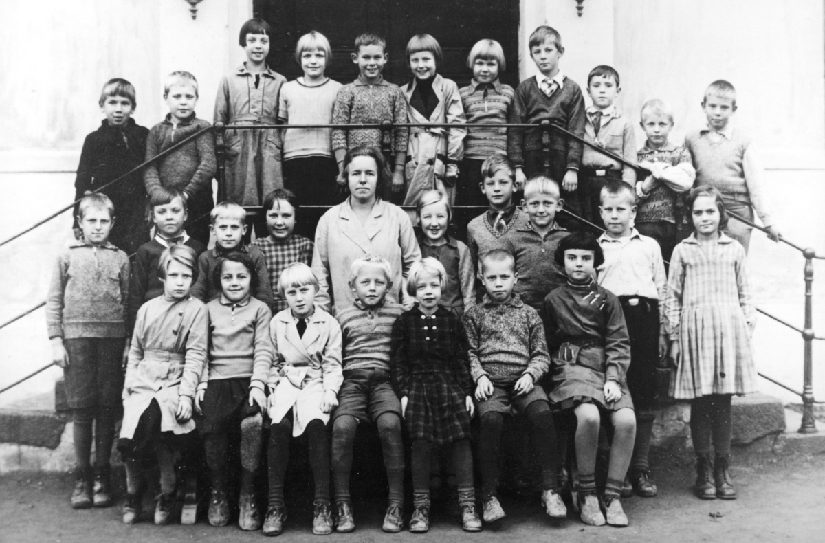 Hamar folkeskole, Midtbyen, klasse 3 d, 1933-1934. 1 rekke f.v. Else Marie Bye, Asta Pettersen, Ruth Margrethe Johansen, Thorbjørn Nilsen, Astrid Gunvor Nilsen, Sverre Kolbjørn Rørbakk, Randi Bjørg Nilsen. 2. rekke f.v. Ove Monsen, Tor Rønning Johannessen, Odd Arild Melbye, Thorbjørg Tollefsen, lærerinne Olga Gulbrandsen, Edith Olsen, Ivar Platou, Erik Hagen, Fridjof Peder Amundsen, Åse Løvstrøm. 3.rekke f.v. Finn Nicolaisen, Arild Erik Olsen, (Vidner), Kirsten Sørlund, Karen Mikkelsen, Per Armann Troller,, Inger Johanne Jevanord, Grete Marie Kristiansen, , Ragnvald Flakstad, Odd Egil Alm, Thor Larsen, Erling Kristian Andersen.