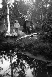 Bærplukking, moltesanking, kaffekjel, bål. Olshølen, Åstadal