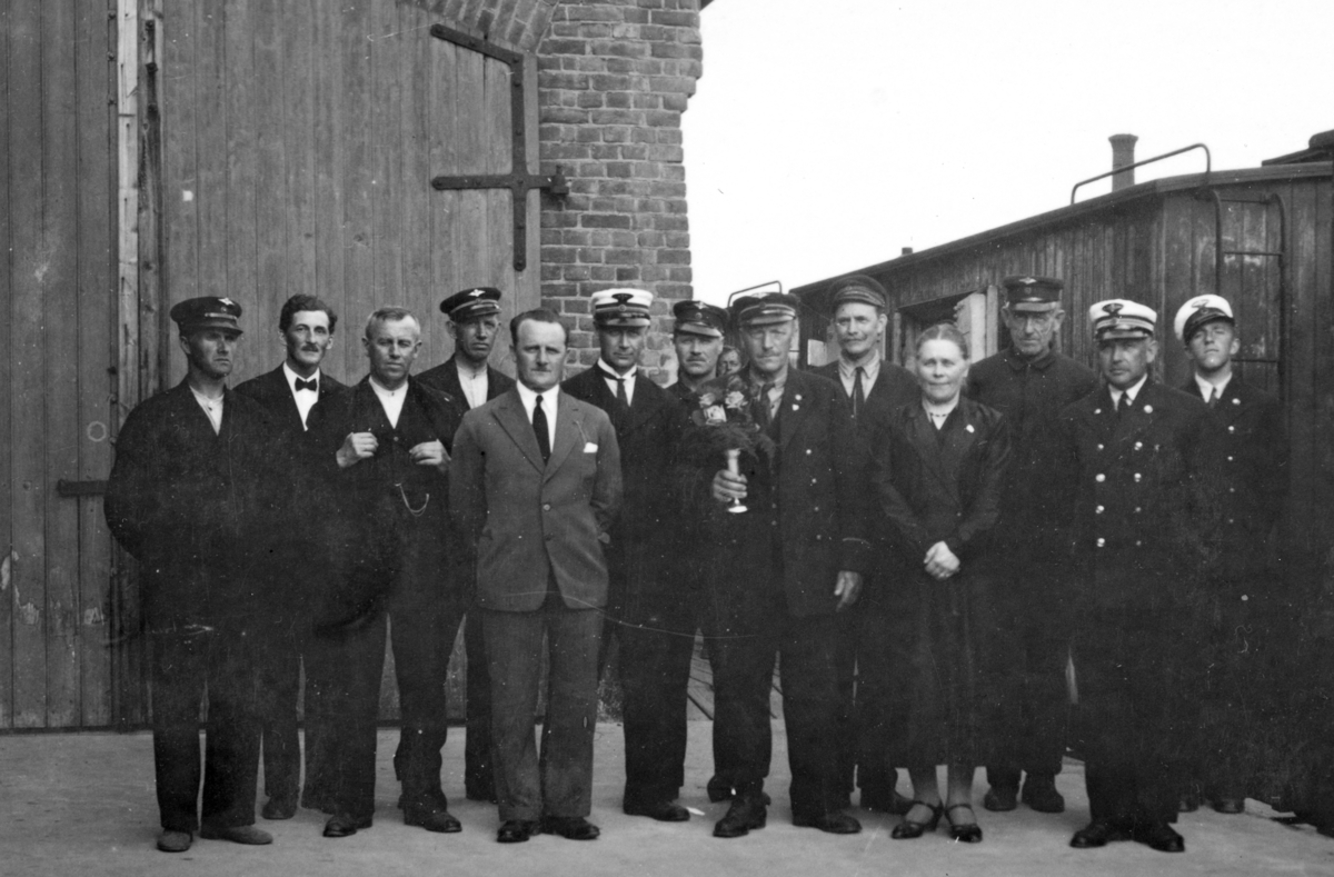 Hamar jernbanestasjon, Godshuset, ansatte. Paul Andersen gikk av som formann på Godshuset i 1943-44. Her står han med blomsterbukett sammen med kolleger.