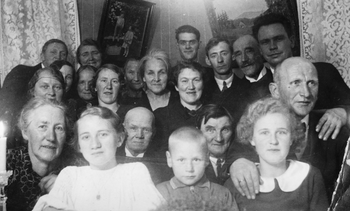 Konfirmasjon, konfirmant Signe Andersen, Solvang. Konfirmanten i lys kjole. Familiegruppe. Ca. 1930.