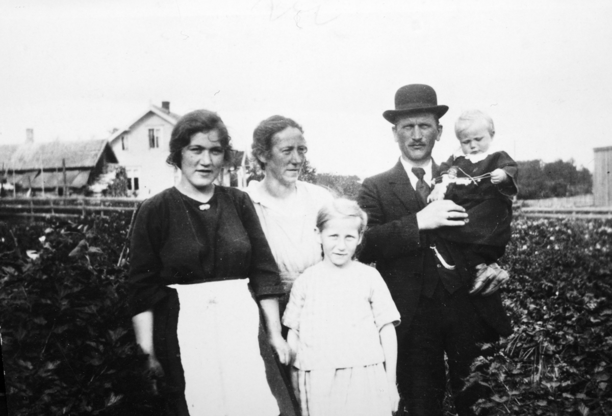 Askeng, Solvang 1917-18. F.v. Ingrid Andersen, Anna Andersen, Agnes Andersen.  Ole Andersen med Signe Andersen på armen.