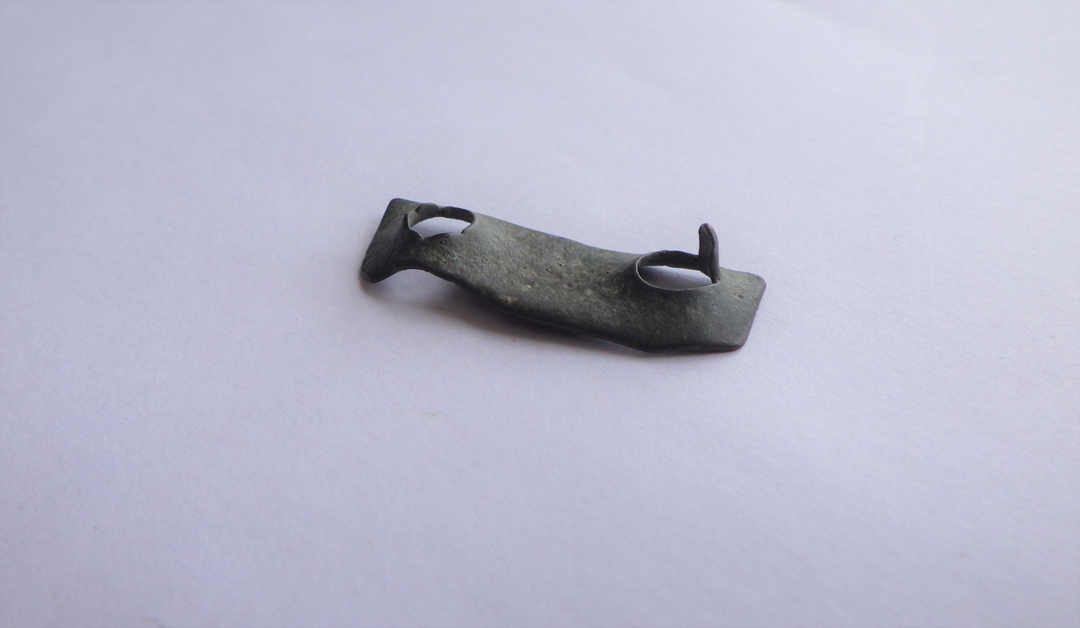 MALV: 31, 5*11 MM, REKTANGULÆR BÅNDFORMET MED TO HULL (DIAM. 6 MM). LIGNER HK 4621. 