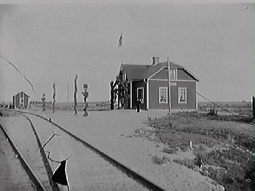 Träslöfs station vid invigningen av första delen av Varberg-Ätrans Järnväg den 1 april 1911. Då var sträckan klar fram till Ullared. Stationen är smyckad med ärebåge vid entrén och girlander runt lyktorna på stationsplan.