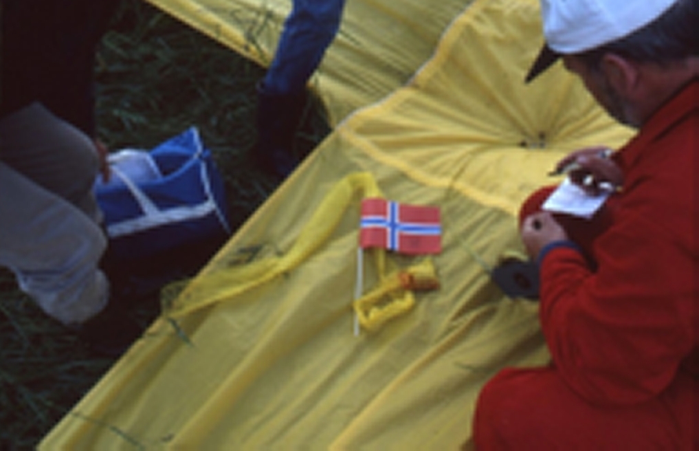 Bild på ett gult ballonghölje. En liten norsk flagga ligger på höljet.