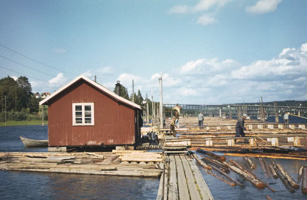 Foto av hvilebrakke ved fløtingsanlegg under drift.