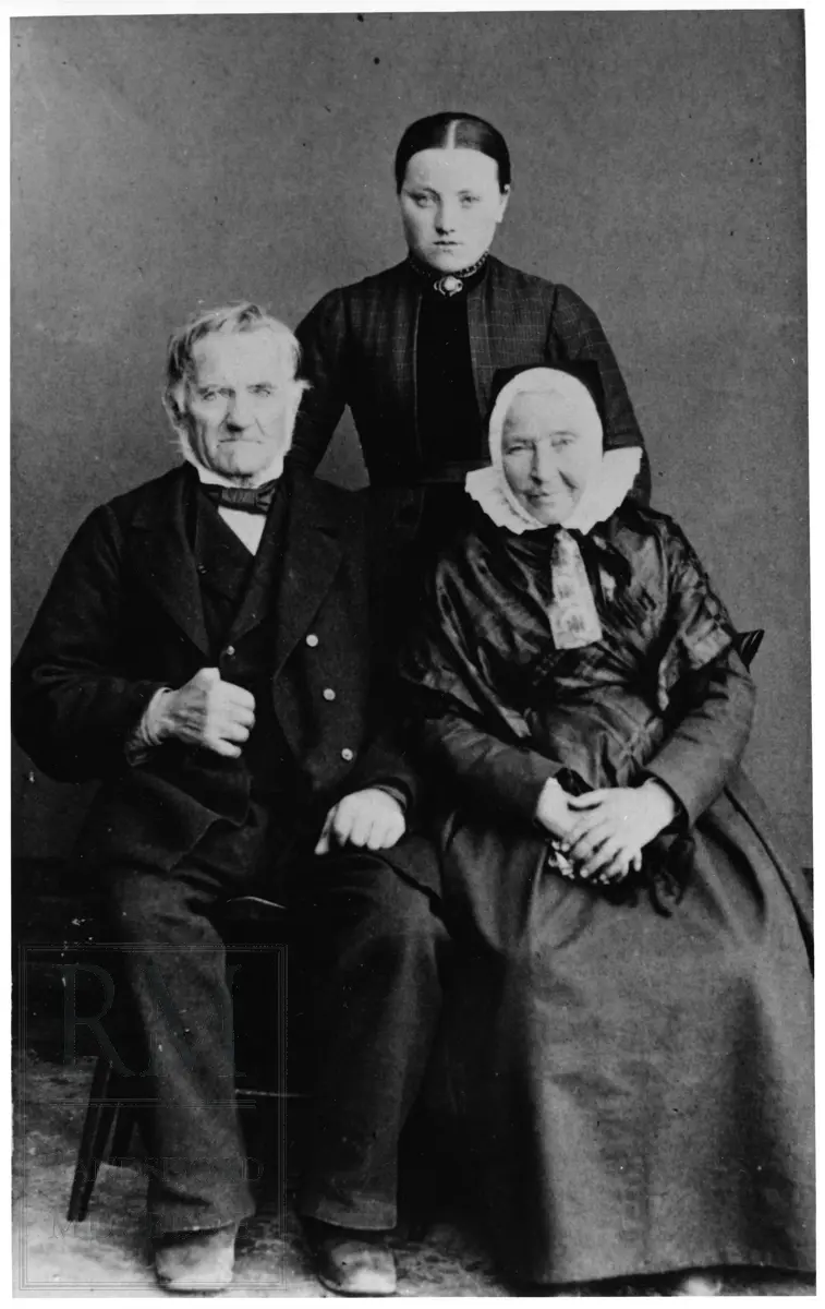 Portrett av ekteparet Jul Paulsen Morstad f. 1816 og Ingeborg Pedersdatter f. 1815, og deres datter Marthe Julsdatter f. 1849