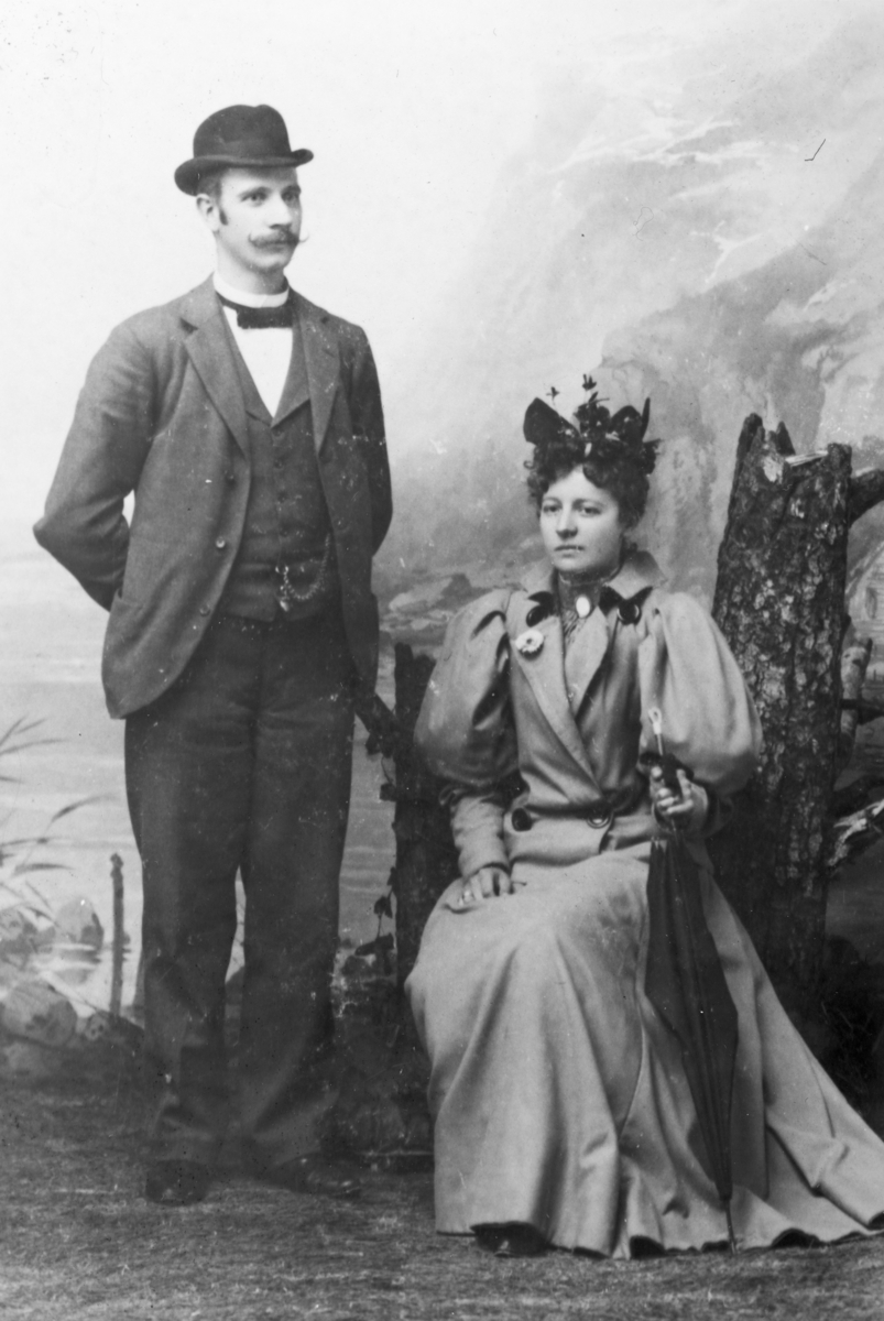 Otto Olsen 1866-1938, verksmester Hamar Jernstøperi, ukjent kvinne.