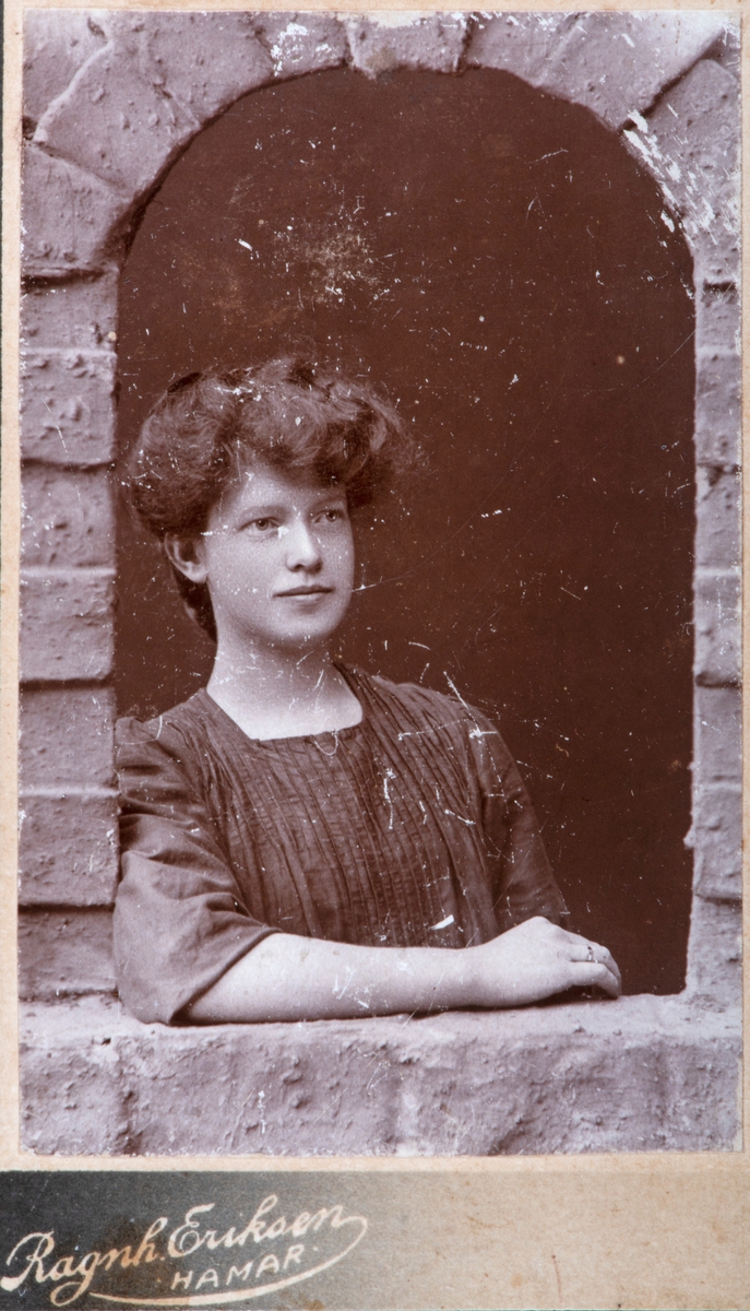 Helga Tangen, portrett.