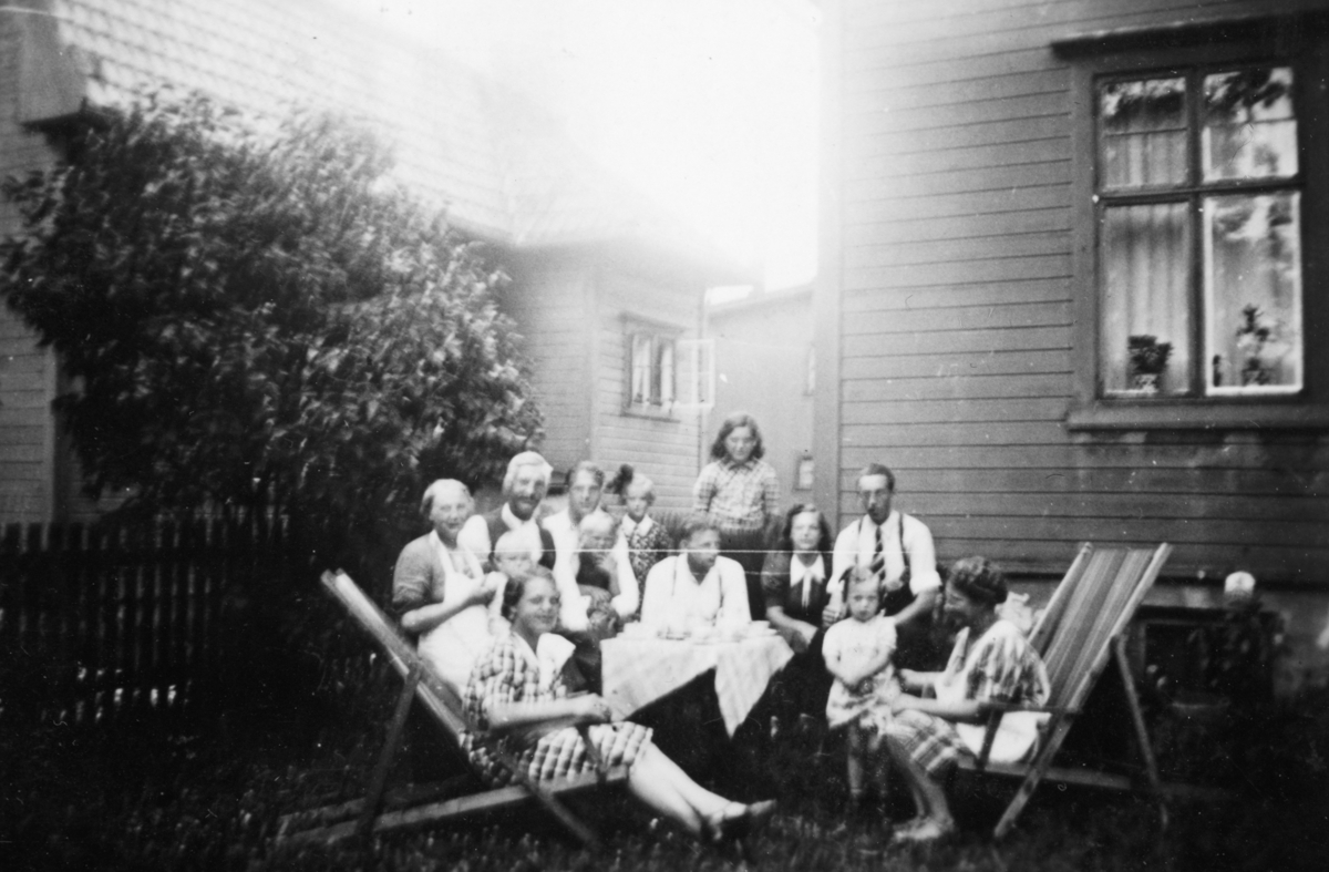Kaffeslabras i "Smågårdene" i Briskebyvegen 4, Hamar. F.v. Martha Johansen, Karoline Starheim, Hans Starheim, Andreas Johansen, Andreas Kristiansen, Hjørdis Starheim, Sverre Starheim, Oddlaug Kristiansen, Kari Kristiansen (?), Randi Johansen (?), Berit Starheim.