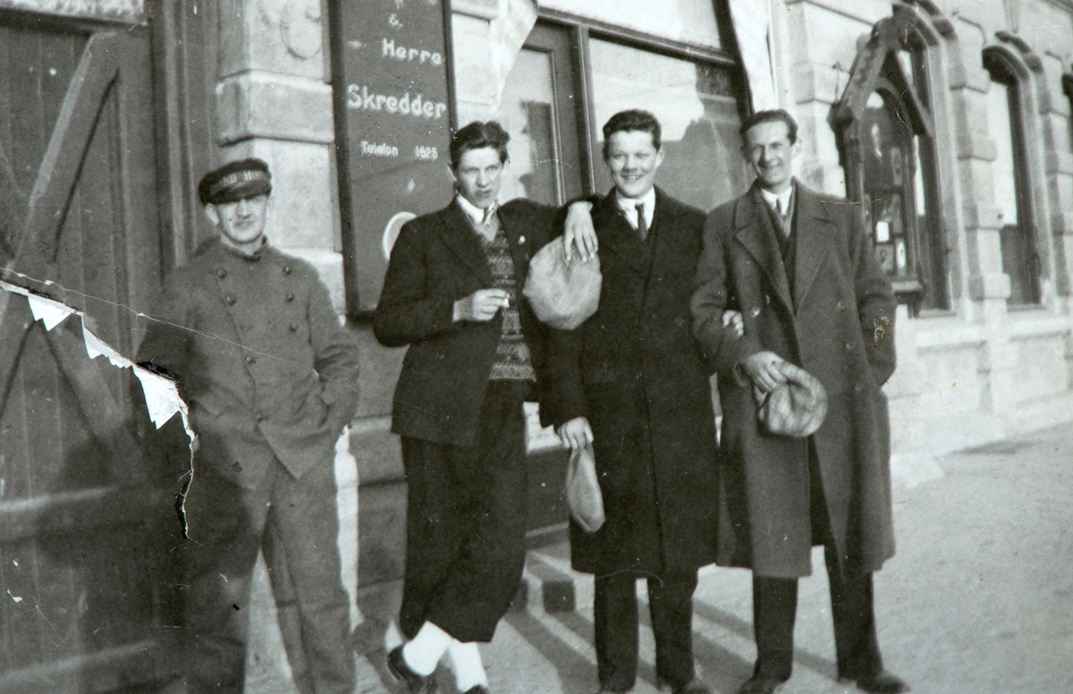 Fra. v. Hotellbud Mikael Mikkelsen, Ragnar Evensen, Arne Jensen, Einar Evensen. Arne var en kløpper til å danse og ble kallt "Danser'n" Utenfor Grand Hotell i midten av 1930-årene.
