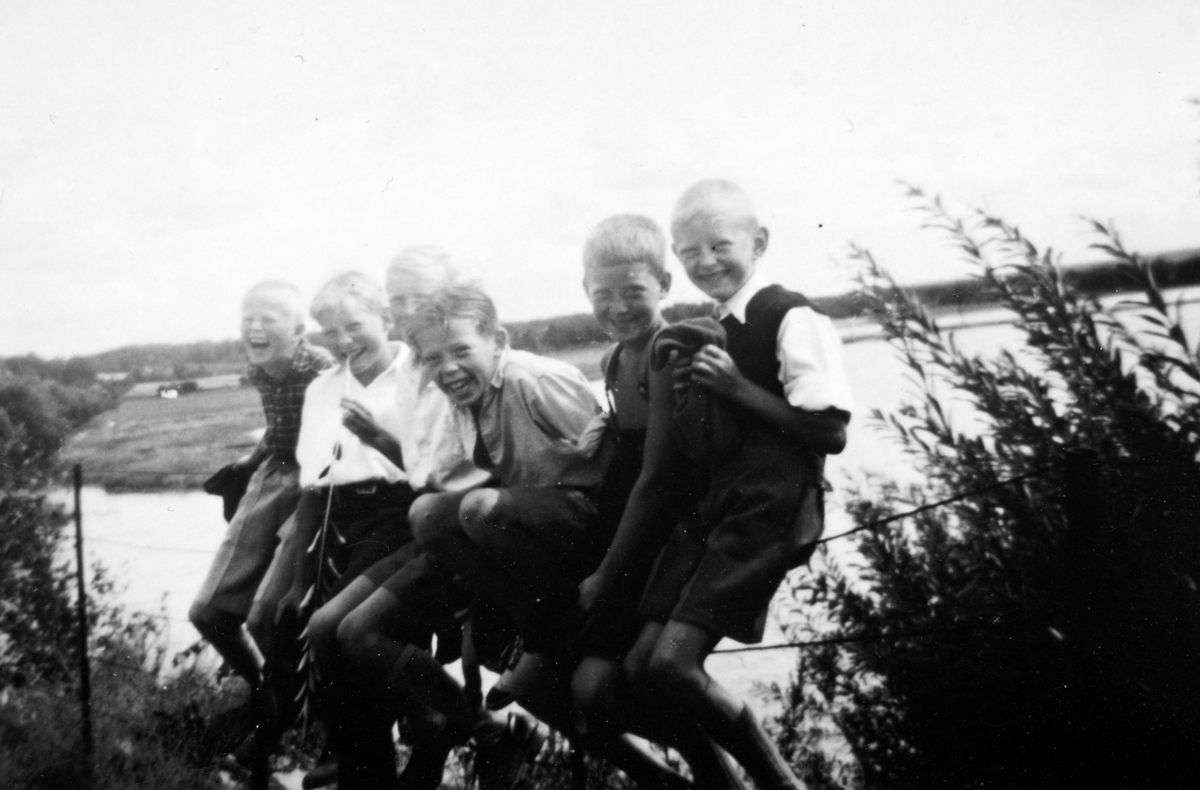 "Korbingutter, ved Opplandsaga f.v. Bjørn Syverinsen, Karl Jostein Gjermundsen, Knut Berntsen, John Hansen, Arne Reinfjord (?), Arve Ingvaldsen.