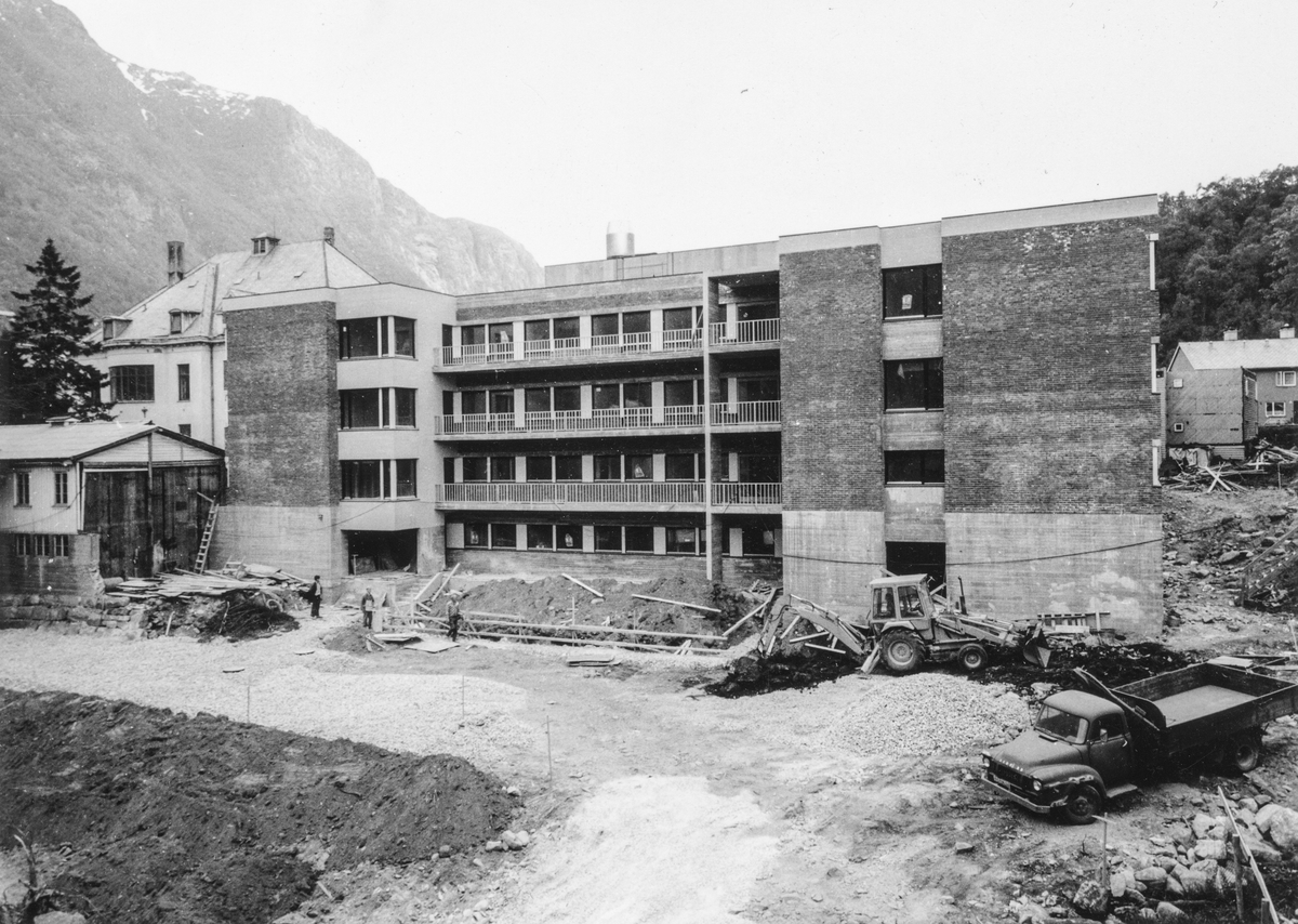 Bygginga av Odda sjukeheim i 1975-1976. 