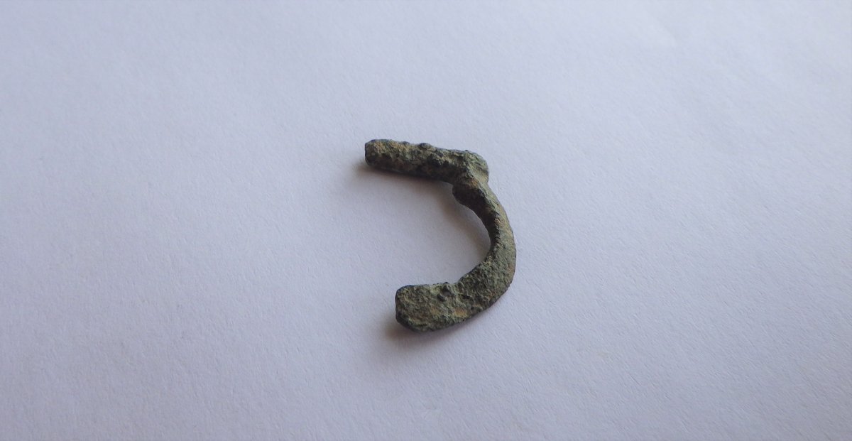STØPT, UTEN DEKOR. FRAGMENTARISK. 