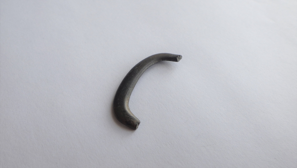 MALV: B. 31 B. PÅ RAMMEBÅNDET 4 MM, STØPT, UTEN DEKOR. TORNEN MANGLER. 