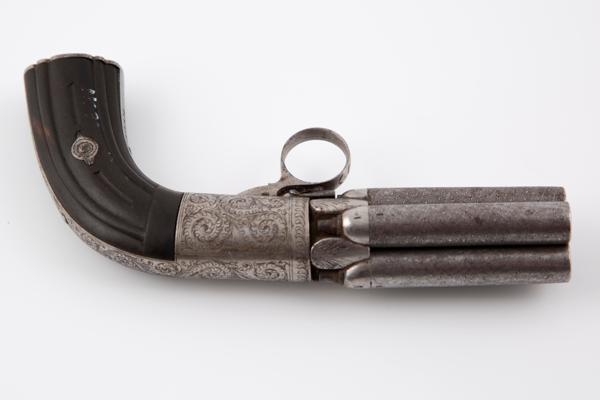 Fireløpet pistol, såkalt pepperboxpistol, hvor stålet er dekorert med siselert bladdekor. Skjeftet er i ibenholt.
