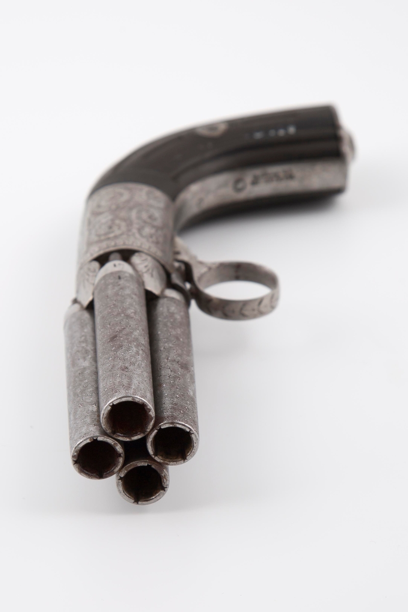 Fireløpet pistol, såkalt pepperboxpistol, hvor stålet er dekorert med siselert bladdekor. Skjeftet er i ibenholt.