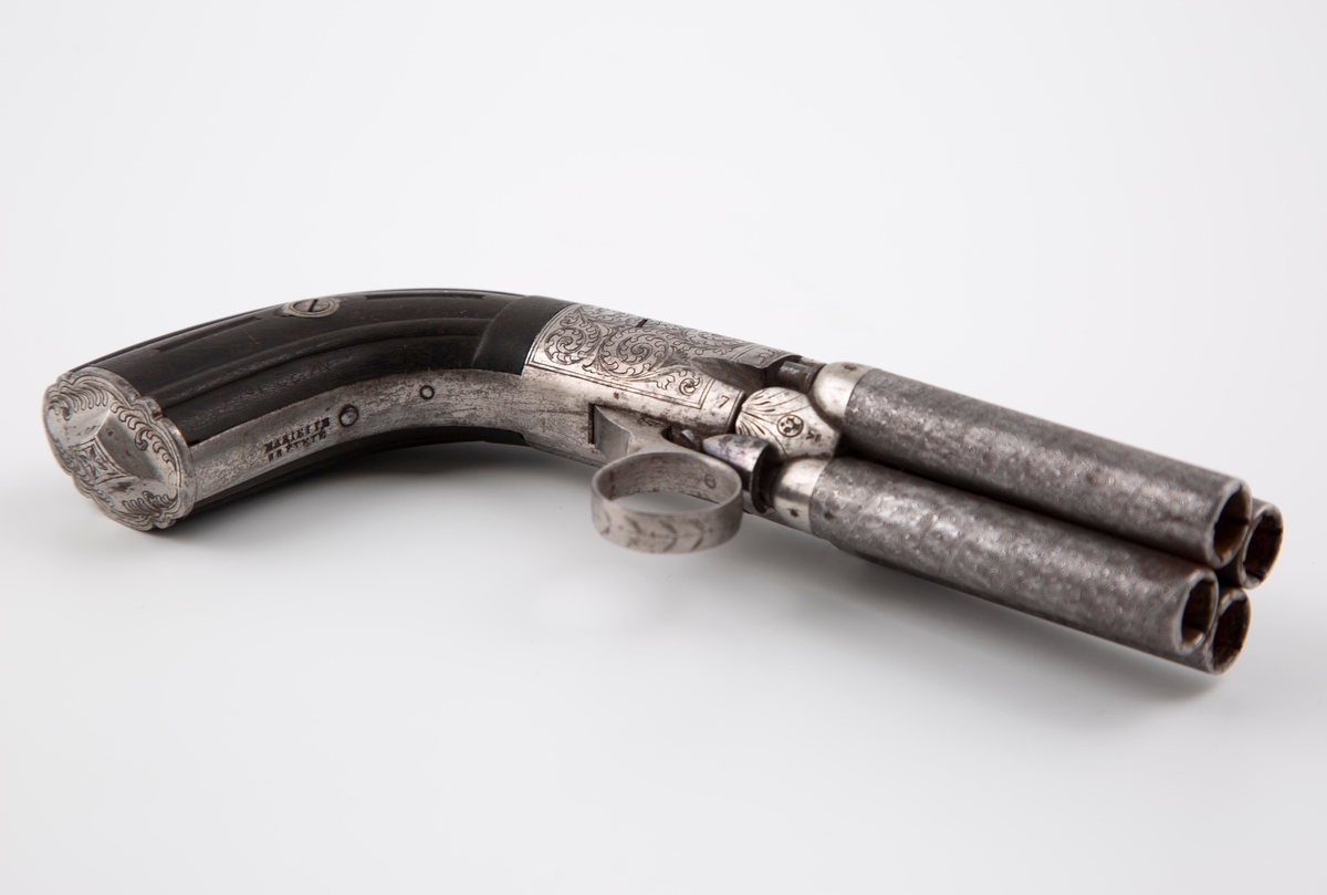 Fireløpet pistol, såkalt pepperboxpistol, hvor stålet er dekorert med siselert bladdekor. Skjeftet er i ibenholt.