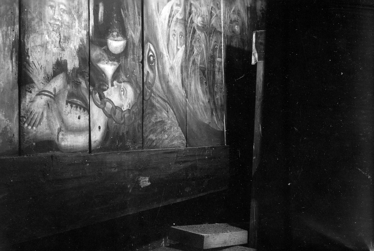 Varberg. Sällstorps sn. Sällstorps kyrka. 
Foto 1, Taket med förutvarande panelklädsel, 1950. 
Foto 2-3, Predikstol under behandling, 1951.
Foto 4, Dopfunt. 
Foto 5, Skulpturen t v föreställer S:t Olav och är från 1200-talet. 
Foto 6, Skulptur av S:t Olav från 1200-talet.
Foto 7, Skulptur tillhörande Sällstorps kyrka. 
Foto 8-9, Detalj av Hultgrens mellanmålning på vänstra gavelväggen.