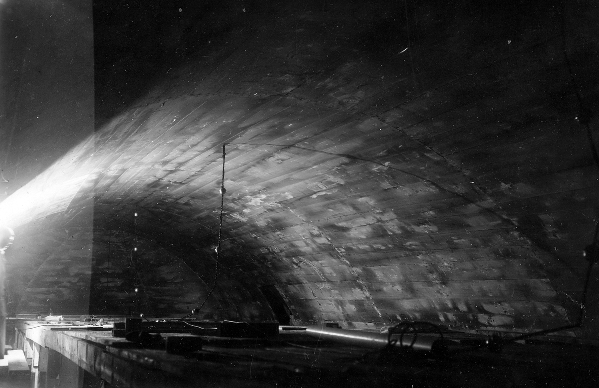 Varberg. Sällstorps sn. Sällstorp, Kyrkan.
Foto 1, Predikstolens baldakin före behandlingen, 1951.
Foto 2, Den återuppbyggda altaruppställningen med nyinsatta delar före behandlingen, 1951. 
Foto 3, Delar till altaruppsatsen före behandlingen, 1951.
Foto 4, Detalj av taket före behandlingen. 
Foto 5, Brudpall och domsängel före behandlingen, 1951. 
Foto 6, Det övermålade taket före framtagning, 1950.