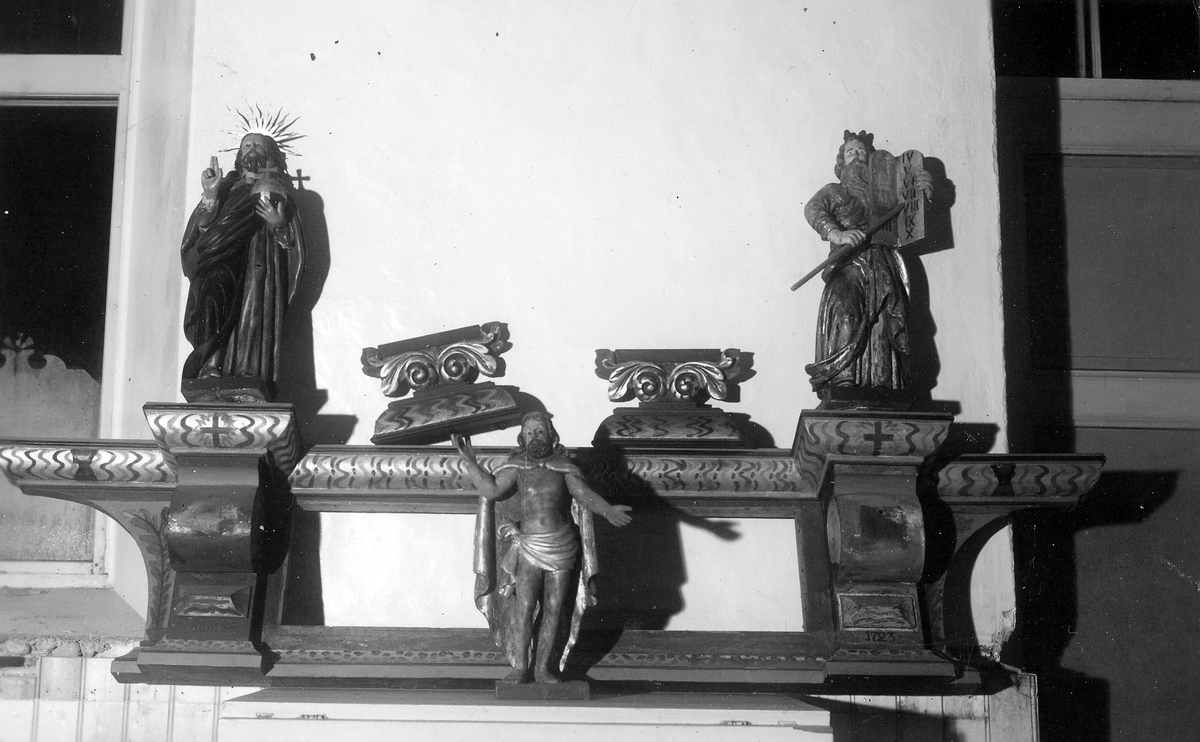 Varberg. Sällstorps sn. Sällstorp, Kyrkan.
Foto 1, Predikstolens baldakin före behandlingen, 1951.
Foto 2, Den återuppbyggda altaruppställningen med nyinsatta delar före behandlingen, 1951. 
Foto 3, Delar till altaruppsatsen före behandlingen, 1951.
Foto 4, Detalj av taket före behandlingen. 
Foto 5, Brudpall och domsängel före behandlingen, 1951. 
Foto 6, Det övermålade taket före framtagning, 1950.