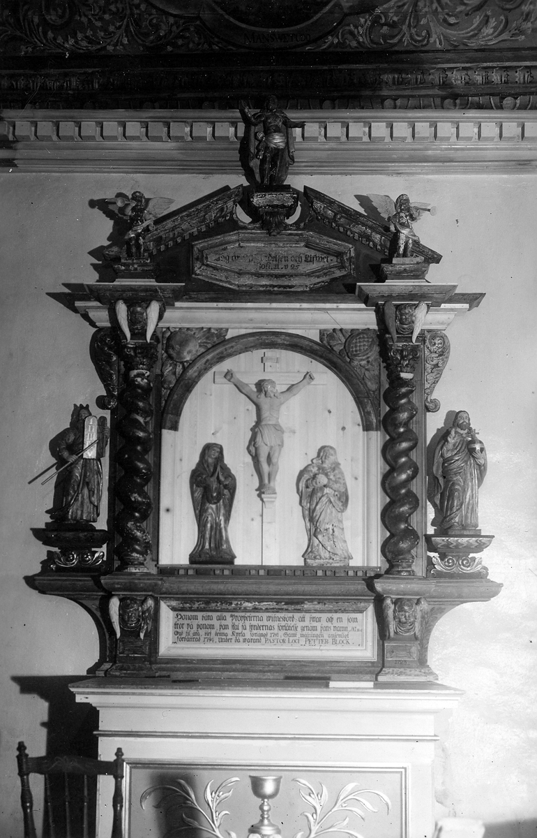 Varberg. Sällstorps sn. Sällstorp, Kyrkan.
Foto 1, Predikstolens baldakin före behandlingen, 1951.
Foto 2, Den återuppbyggda altaruppställningen med nyinsatta delar före behandlingen, 1951. 
Foto 3, Delar till altaruppsatsen före behandlingen, 1951.
Foto 4, Detalj av taket före behandlingen. 
Foto 5, Brudpall och domsängel före behandlingen, 1951. 
Foto 6, Det övermålade taket före framtagning, 1950.