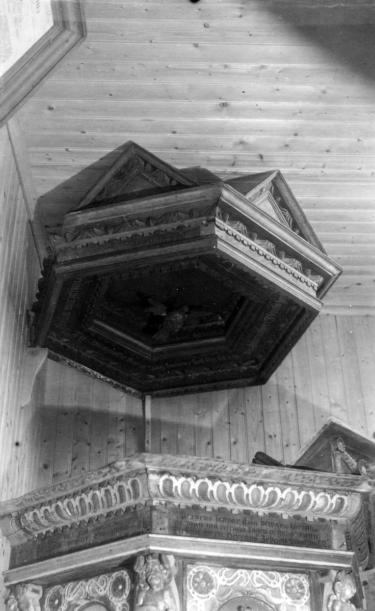 Varberg. Sällstorps sn. Sällstorp, Kyrkan.
Foto 1, Predikstolens baldakin före behandlingen, 1951.
Foto 2, Den återuppbyggda altaruppställningen med nyinsatta delar före behandlingen, 1951. 
Foto 3, Delar till altaruppsatsen före behandlingen, 1951.
Foto 4, Detalj av taket före behandlingen. 
Foto 5, Brudpall och domsängel före behandlingen, 1951. 
Foto 6, Det övermålade taket före framtagning, 1950.
