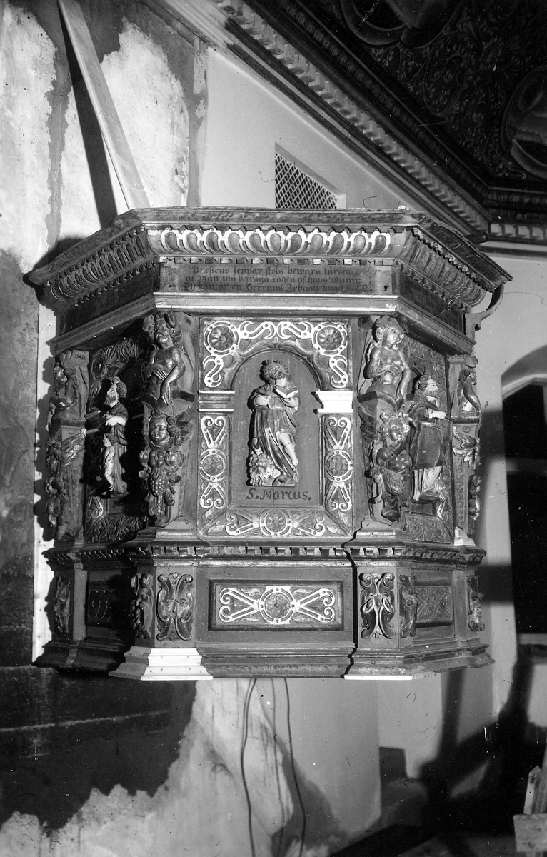 Varberg. Sällstorps sn. Sällstorps kyrka. 
Foto 1, Taket med förutvarande panelklädsel, 1950. 
Foto 2-3, Predikstol under behandling, 1951.
Foto 4, Dopfunt. 
Foto 5, Skulpturen t v föreställer S:t Olav och är från 1200-talet. 
Foto 6, Skulptur av S:t Olav från 1200-talet.
Foto 7, Skulptur tillhörande Sällstorps kyrka. 
Foto 8-9, Detalj av Hultgrens mellanmålning på vänstra gavelväggen.