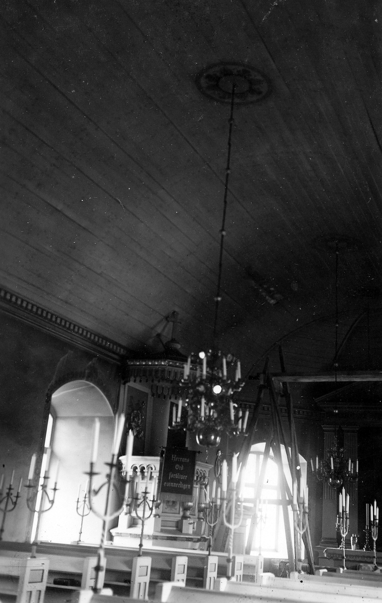 Varberg. Sällstorps sn. Sällstorps kyrka. 
Foto 1, Taket med förutvarande panelklädsel, 1950. 
Foto 2-3, Predikstol under behandling, 1951.
Foto 4, Dopfunt. 
Foto 5, Skulpturen t v föreställer S:t Olav och är från 1200-talet. 
Foto 6, Skulptur av S:t Olav från 1200-talet.
Foto 7, Skulptur tillhörande Sällstorps kyrka. 
Foto 8-9, Detalj av Hultgrens mellanmålning på vänstra gavelväggen.