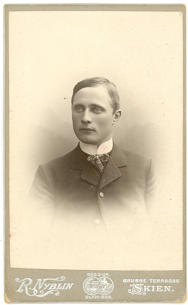 Vistittkortfoto av Halvor H. Borgen Uvdal 25 år