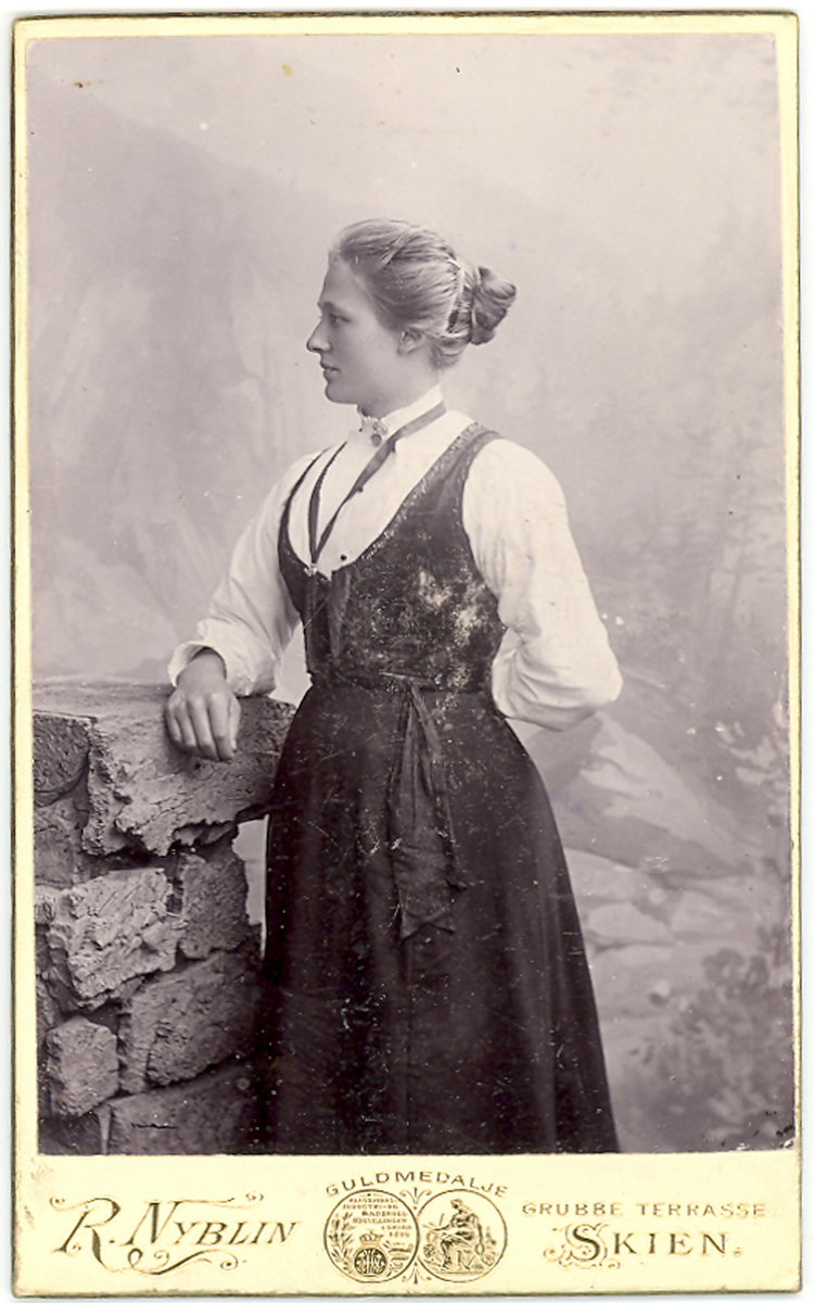 Visittkortfoto av Aslaug Stavsholt