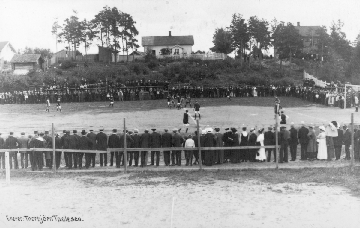 Postkort, Hamar, Utstillingsplassen, fotballkamp med tilskuere. Huset lengst t.h. Lorentsberg i Briskebyen, 