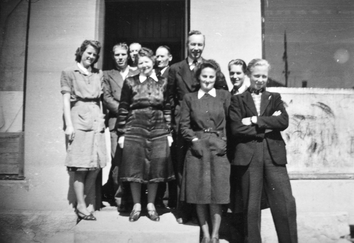 Hamar Kommunale Forsyningsnemd. F.v. Ada Thorud, Hans Petter Texum, bak skimtes Mikael Kristiansen, Anna Hegsvold, forretningsfører Solvang, Asbjørn Kjærnet, Valborg Jensen, Egil Wictorsen, Odd Gustavsen.
