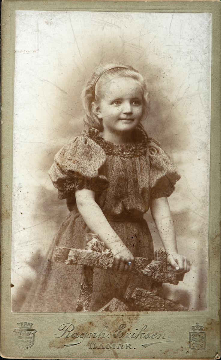Bergljot Sterud g. Larsen. f. 1891, Hamar, barneportrett,