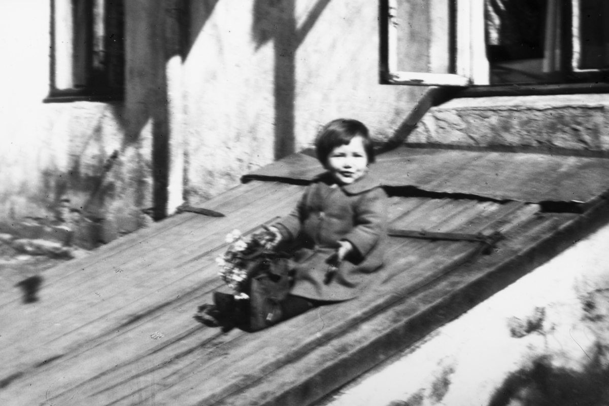 (? ukjent fornavn)  Lillesøster Johansen. Barn på kjellerlem. Kompanigården