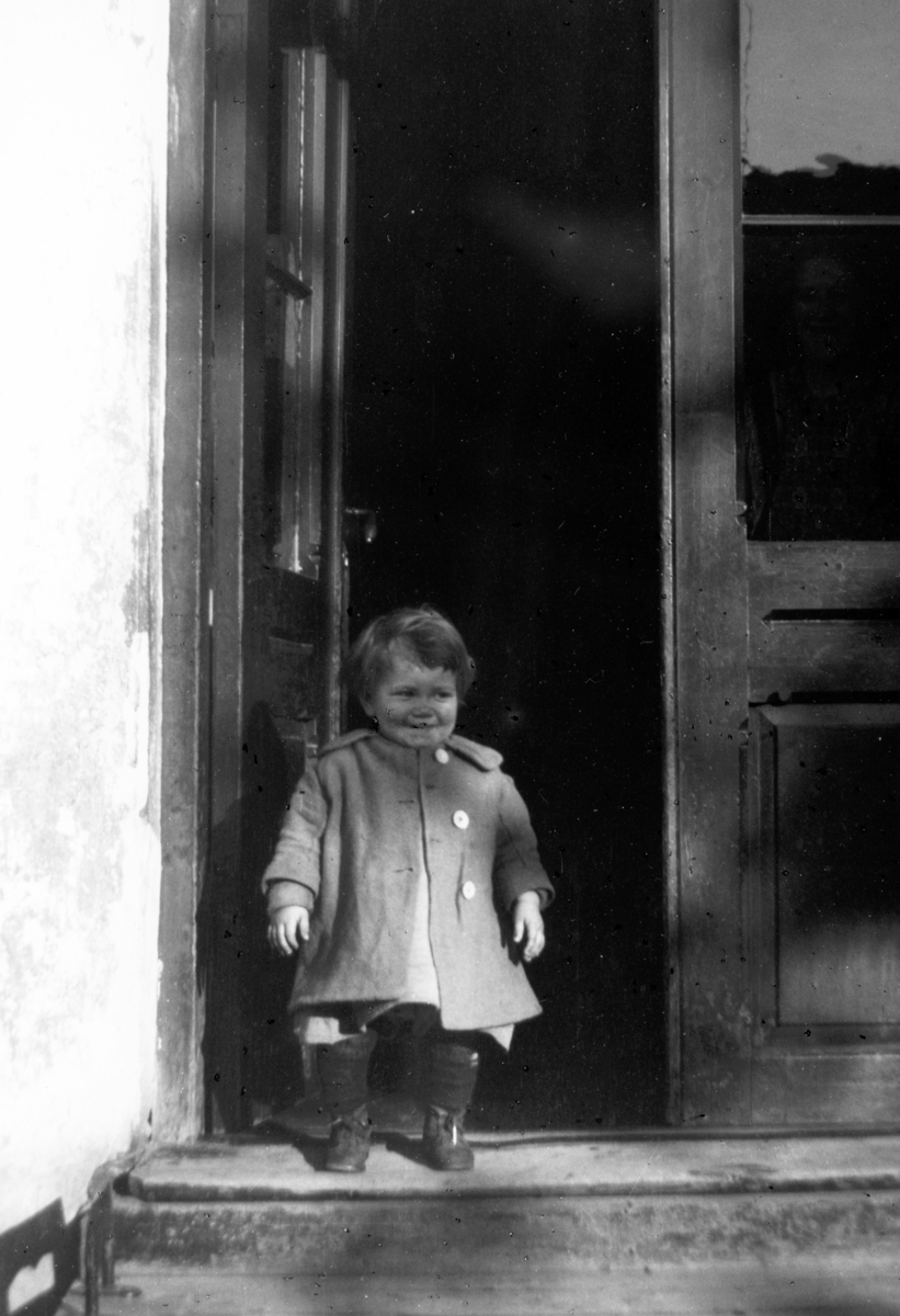 "Lillesøster" Johansen, døråpning. Kompanigården. Datter til rørlegger Ragnvald Johansen.
