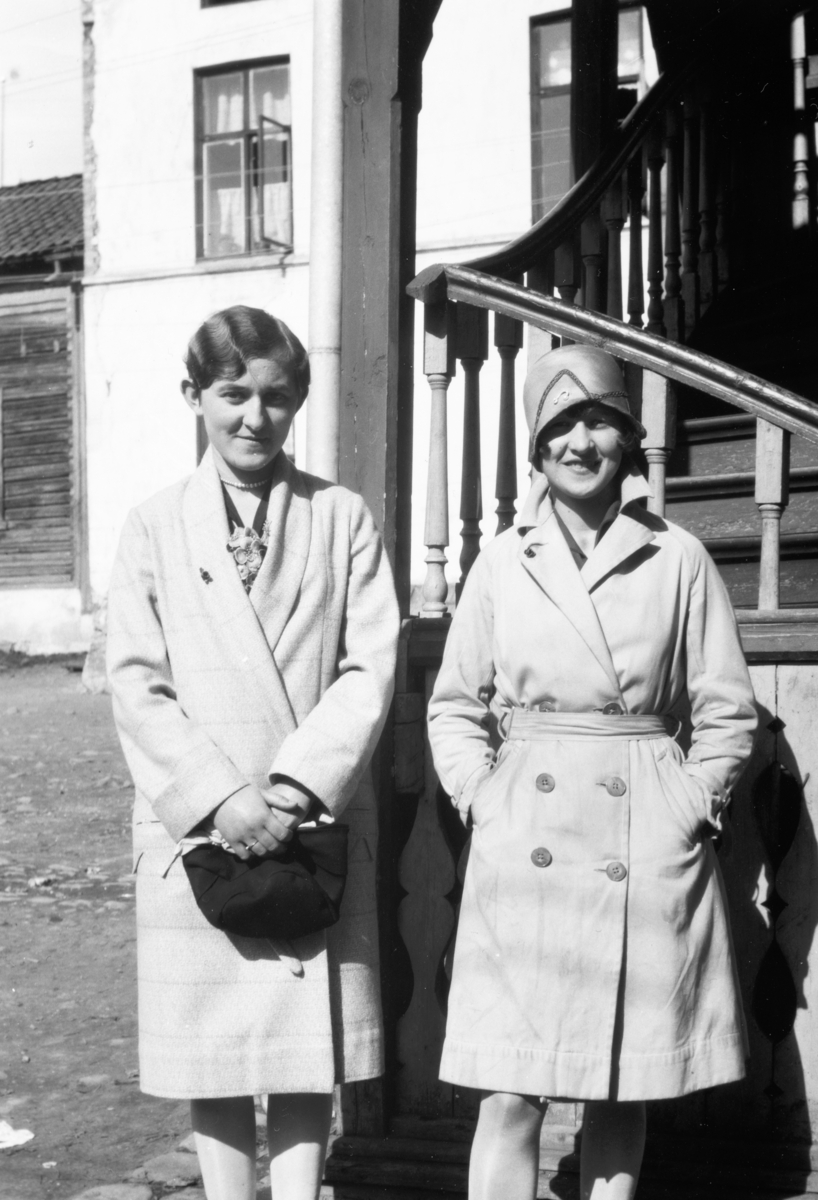 F.v. Asta Berg, Maggi Berg, hatt, mote, kvinneklær. Kompanigården i Håkons gate 44, Hamar. Ca. 1925.