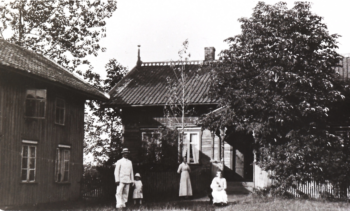 Hovedbygning gardstun (bryggerhus til venstre). Kristian M Kløvstad, (1870-1966), Martha Kløvstad (1910-1978), ukjent, Sofie Kløvstad, (1880-1957), m/Astrid Kløvstad (1914-1969).