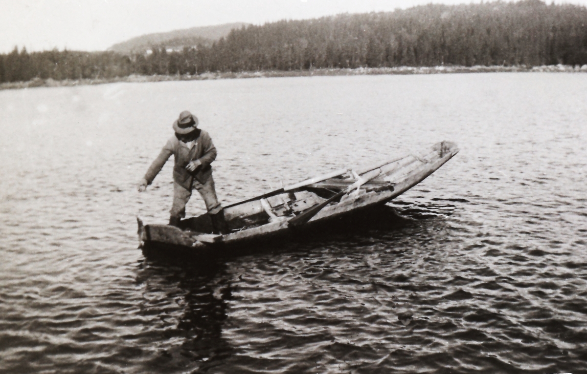 Kristian Tullerud (1909-1986) drar fiskegarn i Ramsvannet.