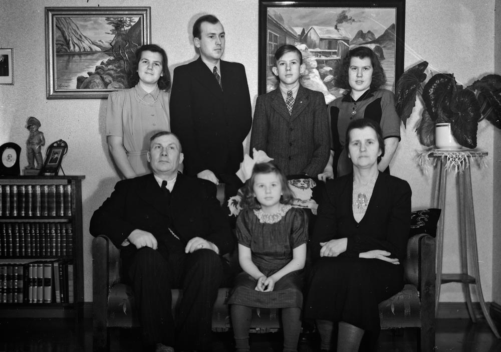 Alstahaug, Sandnessjøen. Familien Falck.
B.f.v.: Liv Gylver, Arne Falck, Odd Falck, Paula Falck
F.f.v.: Anton Falck, Aslaug Falck, Lusie Falck