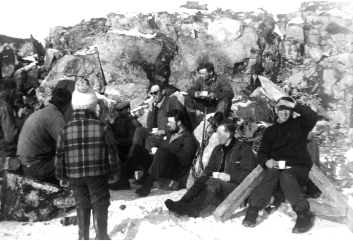 Mennesker samlet ved steinbruddet i Skatvik, Tranøy 1962