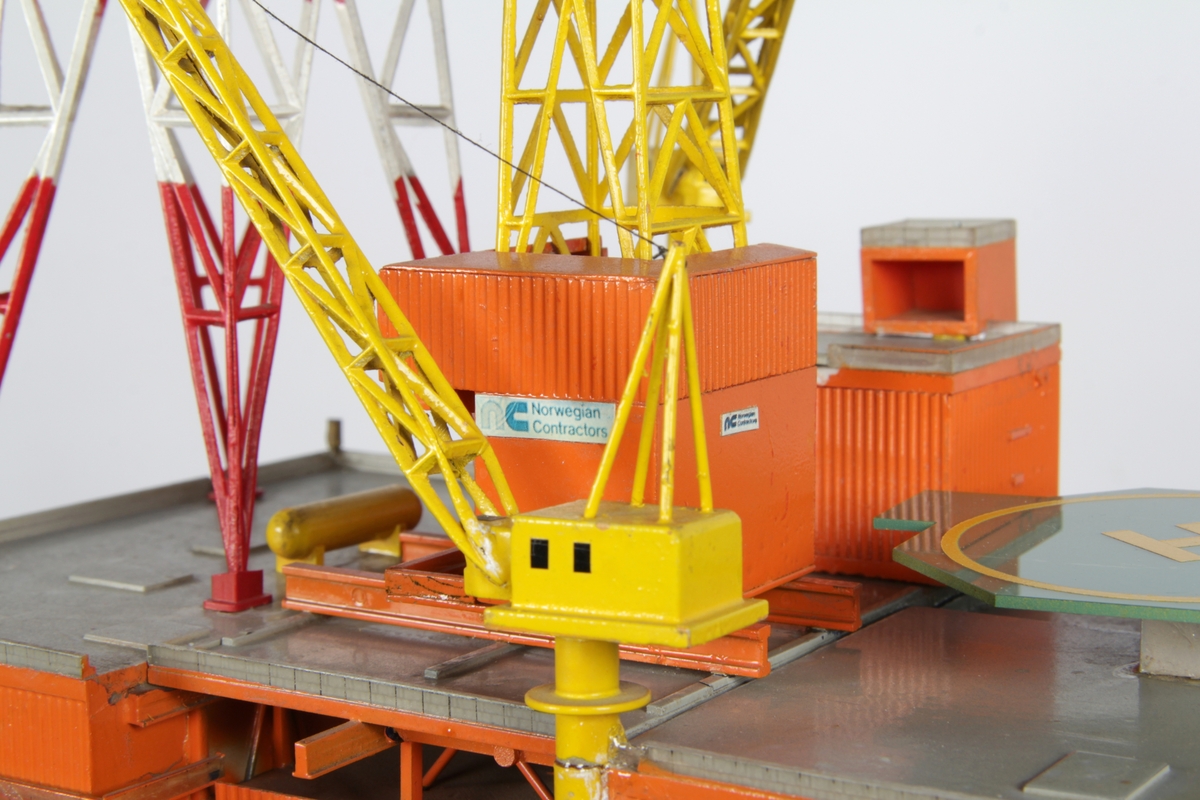 Modell av en Condeep monotower oljeplattform. Modellen er en konseptmodell og delvis snittmodell som viser de innvendige cellene i betongtankene.